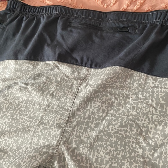 Mens Brooks run shorts - Picture 2 of 5